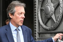 Đại sứ Anh tại Nga Nigel Casey rời Bộ Ngoại giao Nga tại Moscow (Ảnh: Sputnik)