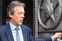 Đại sứ Anh tại Nga Nigel Casey rời Bộ Ngoại giao Nga tại Moscow (Ảnh: Sputnik)