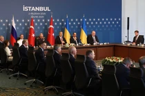 Các thành viên của phái đoàn tham dự vòng đàm phán trực tiếp thứ hai giữa Nga và Ukraine tại Cung điện Ciragan ở Istanbul, Thổ Nhĩ Kỳ. Ảnh: Sputnik.