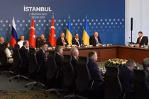 Các thành viên của phái đoàn tham dự vòng đàm phán trực tiếp thứ hai giữa Nga và Ukraine tại Cung điện Ciragan ở Istanbul, Thổ Nhĩ Kỳ. Ảnh: Sputnik.