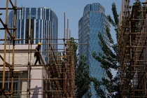 Một dự án nhà chung cư đang được xây dựng dở dang ở Bắc Kinh (Ảnh: Reuters)