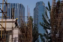 Một dự án nhà chung cư đang được xây dựng dở dang ở Bắc Kinh (Ảnh: Reuters)