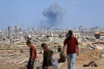 Khói bốc lên sau vụ nổ giữa cuộc tấn công của quân đội Israel vào thành phố Gaza, nhìn từ trung tâm Dải Gaza, ngày 6/10. Ảnh: Reuters.