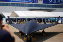 Quân đội Trung Quốc trưng bày máy bay không người lái siêu thanh tầm cao WZ-8 tại Triển lãm Hàng không và Vũ trụ Quốc tế Trung Quốc lần thứ 13. Ảnh: Reuters.