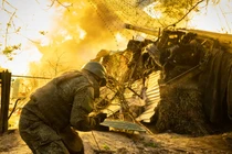 Một khẩu pháo tự hành 2S5 Giatsint-S của Nga khai hỏa gần thành phố Pokrovsk. Ảnh: Sputnik.