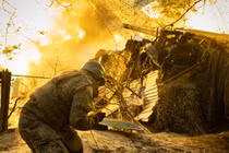 Một khẩu pháo tự hành 2S5 Giatsint-S của Nga khai hỏa gần thành phố Pokrovsk. Ảnh: Sputnik.