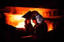 Cơn khát năng lượng đẩy ngành công nghiệp sản xuất của châu Âu vào vị trí sống còn (Ảnh: FT)