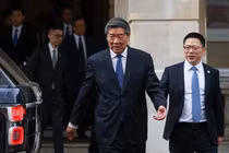 Phó Thủ tướng Trung Quốc Hà Lập Phong rời Lancaster House vào ngày thứ hai ​​diễn ra các cuộc đàm phán thương mại giữa Mỹ và Trung Quốc tại London, Anh ngày 10/6. Ảnh: Reuters.