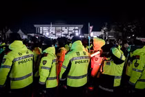 Lực lượng cảnh sát được điều động tới khu vực tòa nhà Quốc hội Hàn Quốc ở Seoul, sáng 4/12. Ảnh: Bloomberg.