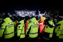 Lực lượng cảnh sát được điều động tới khu vực tòa nhà Quốc hội Hàn Quốc ở Seoul, sáng 4/12. Ảnh: Bloomberg.