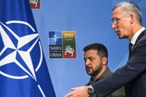 Tổng thư ký NATO Jens Stoltenberg và nhà lãnh đạo Ukraine Volodymyr Zelensky tại Hội nghị thượng đỉnh NATO 2023 ở Vilnius, Lithuania vào ngày 12/7/2023 (Ảnh: Getty)