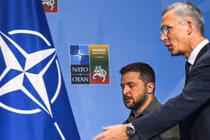 Tổng thư ký NATO Jens Stoltenberg và nhà lãnh đạo Ukraine Volodymyr Zelensky tại Hội nghị thượng đỉnh NATO 2023 ở Vilnius, Lithuania vào ngày 12/7/2023 (Ảnh: Getty)