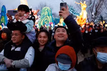 Người dân Trung Quốc tham gia Lễ hội đèn lồng, đánh dấu sự kết thúc của lễ đón Tết Nguyên đán, ở Bắc Kinh vào ngày 24/2 (Ảnh: Reuters)
