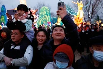 Người dân Trung Quốc tham gia Lễ hội đèn lồng, đánh dấu sự kết thúc của lễ đón Tết Nguyên đán, ở Bắc Kinh vào ngày 24/2 (Ảnh: Reuters)