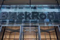 Bảng hiệu ở lối vào chính của trụ sở BlackRock tại Manhattan, New York, Mỹ ngày 24/6/2024. Ảnh: Getty.