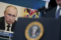 Tổng thống Mỹ Joe Biden phát biểu về giá xăng, đăng sau là hình ảnh Tổng thống Nga Vladimir Putin trên màn hình (Ảnh: AP)