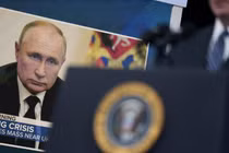 Tổng thống Mỹ Joe Biden phát biểu về giá xăng, đăng sau là hình ảnh Tổng thống Nga Vladimir Putin trên màn hình (Ảnh: AP)