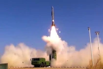 Hình ảnh một vụ phóng tên lửa hành trình DF-100. Ảnh: MW.