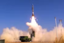 Hình ảnh một vụ phóng tên lửa hành trình DF-100. Ảnh: MW.