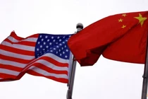 Cờ Trung Quốc và Mỹ tung bay bên ngoài tòa nhà của một công ty Mỹ tại Bắc Kinh, Trung Quốc vào ngày 8/4. Ảnh: Reuters.