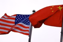 Cờ Trung Quốc và Mỹ tung bay bên ngoài tòa nhà của một công ty Mỹ tại Bắc Kinh, Trung Quốc vào ngày 8/4. Ảnh: Reuters.