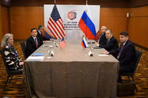 Ngoại trưởng Marco Rubio gặp Bộ trưởng Ngoại giao Nga Sergei Lavrov bên lề Hội nghị Bộ trưởng Ngoại giao ASEAN tại Trung tâm Hội nghị Kuala Lumpur, Malaysia, ngày 10/7. Ảnh: Reuters.