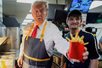 Ông Donald Trump phục vụ khoai tây chiên trong một nhà hàng đồ ăn nhanh ở Pennsylvania (Ảnh: Reuters)