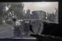 Một xe quân sự của quân đội Afghanistan bị hư hại sau cuộc đụng độ ác liệt với Taliban ở Kandahar, ngày 13/7 (Ảnh: Reuters)