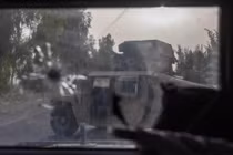 Một xe quân sự của quân đội Afghanistan bị hư hại sau cuộc đụng độ ác liệt với Taliban ở Kandahar, ngày 13/7 (Ảnh: Reuters)