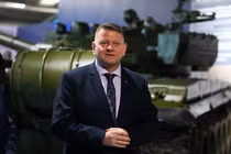 Ông Valerii Zaluzhnyi, cựu Tổng tư lệnh Ukraine, tại Bảo tàng xe tăng ở Bovington, Dorset, Anh vào ngày 3/4. Ảnh: Getty.