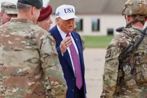 Tổng thống Donald Trump phát biểu với các thành viên quân đội trong chuyến thăm Fort Bragg để kỷ niệm ngày thành lập Quân đội Mỹ, tại North Carolina, Mỹ, ngày 10/6. Ảnh: Reuters.