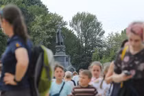 Nhiều người Ukraine cho rằng đất nước họ có thể bị tàn phá và chứng kiến tình trạng di cư vào năm 2035. Ảnh: Zuma.