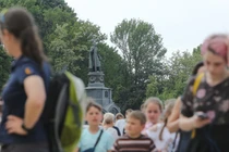 Nhiều người Ukraine cho rằng đất nước họ có thể bị tàn phá và chứng kiến tình trạng di cư vào năm 2035. Ảnh: Zuma.