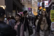 Người đi bộ ở khu mua sắm Myeongdong ở Seoul, Hàn Quốc. Xuất khẩu của nước này trong tháng 7 giảm với tốc độ nhanh nhất trong hơn 3 năm (Ảnh: FT)