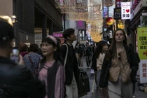 Người đi bộ ở khu mua sắm Myeongdong ở Seoul, Hàn Quốc. Xuất khẩu của nước này trong tháng 7 giảm với tốc độ nhanh nhất trong hơn 3 năm (Ảnh: FT)