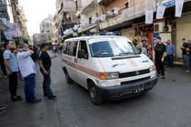 Xe cứu thương chạy qua vùng ngoại ô phía nam Beirut sau khi xảy ra nhiều vụ nổ (Ảnh: AP)