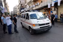 Xe cứu thương chạy qua vùng ngoại ô phía nam Beirut sau khi xảy ra nhiều vụ nổ (Ảnh: AP)