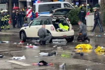 Cảnh sát có mặt tại hiện trường vụ đâm ô tô vào đám đông ở trung tâm thành phố Munich khiến nhiều người bị thương. Ảnh: Getty.