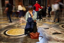 Một người phụ nữ bày tỏ lòng thương tiếc khi Đức Giáo hoàng Francis nằm trong Vương cung thánh đường Thánh Peter tại Vatican, ngày 25/4. Ảnh: Reuters.