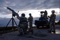 Quân đội Ukraine lắp đặt vũ khí để hỗ trợ phòng không tại Ukraine vào tháng 5. Ảnh: Getty.