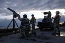 Quân đội Ukraine lắp đặt vũ khí để hỗ trợ phòng không tại Ukraine vào tháng 5. Ảnh: Getty.