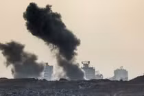 Bức ảnh được chụp từ một vị trí tại biên giới Israel với Gaza cho thấy cột khói bốc lên sau một cuộc không kích của Israel vào vùng lãnh thổ Palestine vào ngày 1/7. Ảnh: AFP.