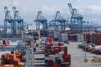 Mỹ tuyên bố sẽ tiếp tục mức thuế 104% đối với hàng hóa của Trung Quốc. Ảnh: Reuters.