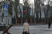 Người dân đi ngang qua tòa nhà Đại sứ quán Trung Quốc tại Kiev, Ukraine ngày 8/4. Tổng thống Volodymyr Zelensky cho biết rằng quân đội Ukraine đã bắt giữ 2 công dân Trung Quốc chiến đấu cùng với lực lượng Nga. Ảnh: AFP.