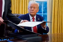 Tổng thống Mỹ Donald Trump trong một buổi ký kết tại Nhà Trắng, Washington, Mỹ ngày 3/2. Ảnh: Reuters.