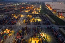 Các container vận chuyển được nhìn thấy tại một cảng ở Nam Kinh, tỉnh Giang Tô, miền Đông Trung Quốc vào ngày 8/4. Ảnh: AFP.