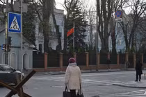 Người dân đi ngang qua tòa nhà Đại sứ quán Trung Quốc tại Kiev, Ukraine ngày 8/4. Tổng thống Volodymyr Zelensky cho biết rằng quân đội Ukraine đã bắt giữ 2 công dân Trung Quốc chiến đấu cùng với lực lượng Nga. Ảnh: AFP.