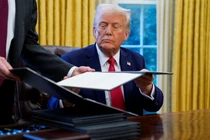 Tổng thống Mỹ Donald Trump trong một buổi ký kết tại Nhà Trắng, Washington, Mỹ ngày 3/2. Ảnh: Reuters.