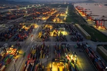 Các container vận chuyển được nhìn thấy tại một cảng ở Nam Kinh, tỉnh Giang Tô, miền Đông Trung Quốc vào ngày 8/4. Ảnh: AFP.