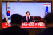 Bản tin cho thấy quyền Tổng thống Hàn Quốc Han Duck-soo có cú điện đàm với Tổng thống Mỹ Donald Trump. Ảnh: Reuters.